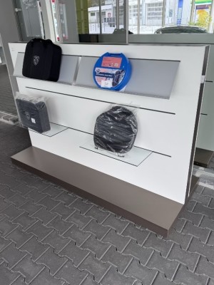 1 Produktständer, ca. 2 m breit mit 3 Taschen und 1 Satz Schneeketten